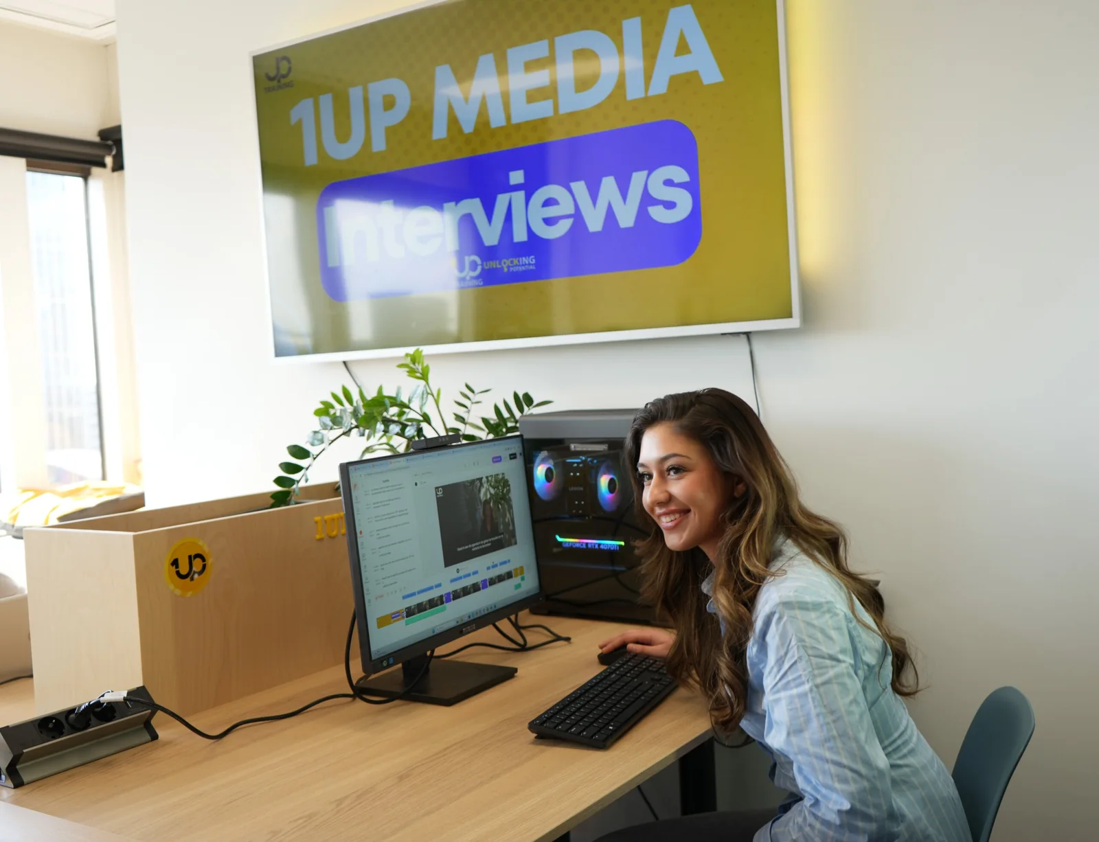 Ruya Bugur aan het werk achter haar computer bij 1UP Media