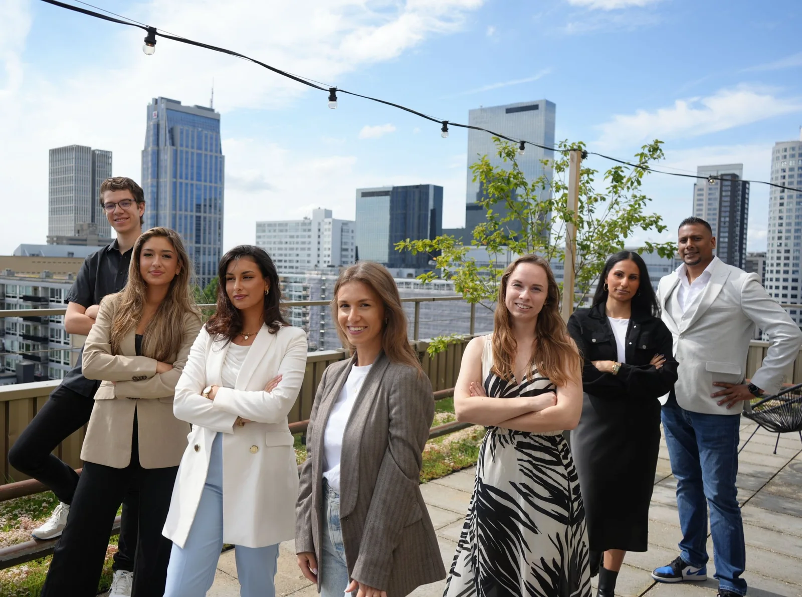 Het team van 1UP Talent op het dakterras in Rotterdam