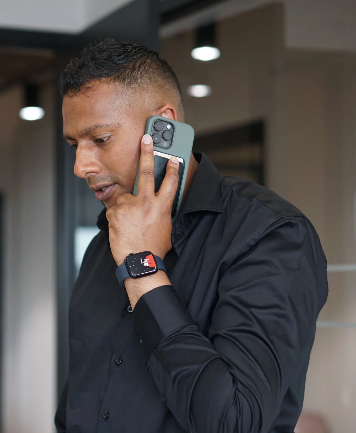 Sunil Kali van 1UP Talent is in gesprek aan de telefoon